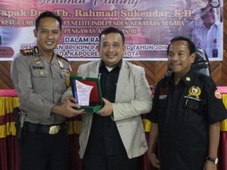 Kapolres Solok Kota saat menerima penghargaan.