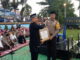 Kapolres Tanah Datar AKBP Bayuaji Yudha Prajas menerima piagam penghargaan dari ketua LSM BTC Tarmizi.