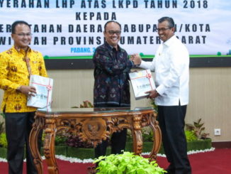 Ketua DPRD Kab. Solok Hardinalis dan Bupati Solok Gusmal menerima Opini WDP dari Pemut Aryo Wibowo.
