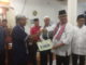 Ketua DPRD Sumbar Ir Hendra Irwan rahim Menyerahkan bantuan Kepada Masdjid Assadiqin Kab 50 Kota