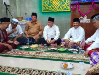 Nasrul Abit saat berbincang usai sholat tarwih Ramadhan di Masjid Nurul Hasanah Mega Permai Lubuk Buaya Padang.