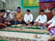 Nasrul Abit saat berbincang usai sholat tarwih Ramadhan di Masjid Nurul Hasanah Mega Permai Lubuk Buaya Padang.