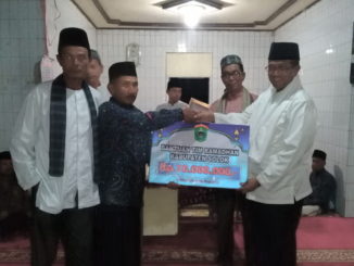 Penyerahan bantuan Pemkab Solok.