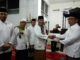 Sekdaprov Sumbar, Alwis saat menyerahkan bantuan.