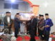 Wabup Yulfadri Nurdin saat menyerahkan bantuan.