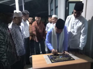 Wagub Nasrul Abit menandatngani prasasti peresmian Mushalla di Bank Nagari Cabang Simpang Empat.