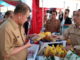 Wagub Nasrul Abit saat memeriksa salah satu produk yang dijual pada basar dan pasar murah yang digelar Pemprov Sumbar.