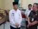 Bupati Adirozal saat melayat.