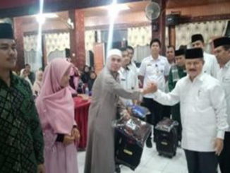 Bupati Ali Mukhni serahkan paket pakaian untuk kafilah yang akan berlaga pada MTQ Nasional Propinsi Sumatera Barat ke 38 di Hall Pemda, Pariaman, Rabu (295).