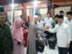 Bupati Ali Mukhni serahkan paket pakaian untuk kafilah yang akan berlaga pada MTQ Nasional Propinsi Sumatera Barat ke 38 di Hall Pemda, Pariaman, Rabu (295).