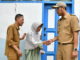 Bupati Andi saat memberi bantuan pada salah seorang warga korban anghin puting beliung.