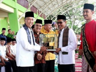 Bupati Tanah Datar Irdinansyah Tarmizi menerima Tropi Bergilir MTQ Nasional Tingkat Sumbar dari Gubernur Sumbar, Irwan Prayitno.