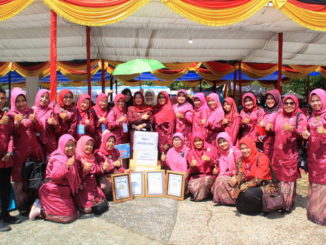 Desna Devi Gusmal bersama kader TP PKK Kab. Solok.