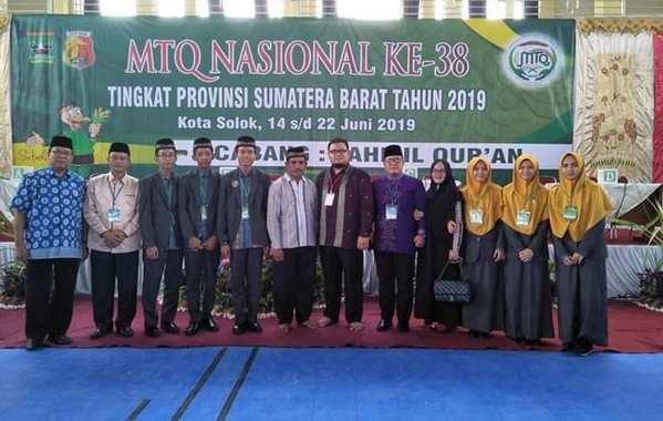 Kafilah Payakumbuh yang menjuarai cabang MHQ foto bersama.