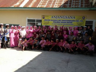 Kapolres dan Ketua Bayangkari bersama anak yatim Panti Asuhan BPAY Nagari Tanjuang Barulak.