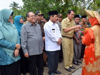 Ketua Tim Penilai Nagari Tingkat Provinsi Sumatera Barat, Azwar tengah menerima sirieh di carano saat menilai Nagari Pematang Panjang Kabupaten Sijunjung