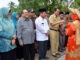 Ketua Tim Penilai Nagari Tingkat Provinsi Sumatera Barat, Azwar tengah menerima sirieh di carano saat menilai Nagari Pematang Panjang Kabupaten Sijunjung