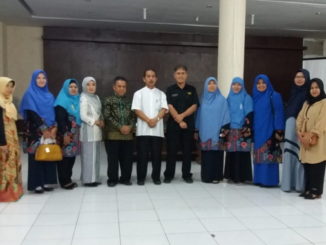 Pendidik berprestasi Payakumbub bersama Kadis Dikbud setempat.