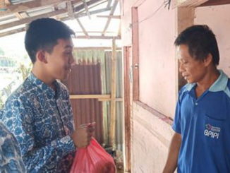 Perwakilan siswa SMAN 1 Padang Panjang antar sembako ke warga duafa.