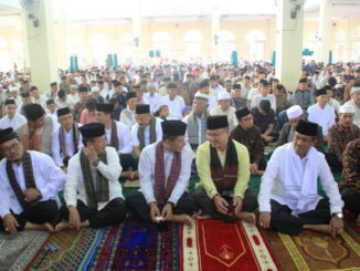 Shalat Idul Fitri Pemkab Solok di Koto Baru.
