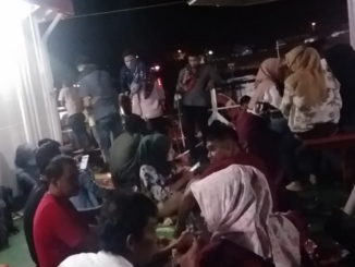 Suasana di atas KM Ambu-Ambu.