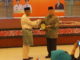 Wagub Sumbar Nasrul Abit menerima plakat dari Gubernur Kalbar.