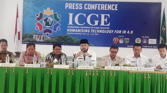 Walikota Fadly Amran pada konferensi pers persiapan ICGE-VII2019 di Balaikota Padang Panjang.