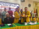 Berbagi cendera mata saat berkunjung ke Malaysia.