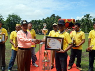 Bupati Sijunjung, Yuswir Arifin tengah berjabat tangan dengan Walinagari Lalan, Martonis selepas menerima piala dan piagam.