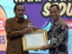 Bupati Sijunjung, Yuswir Arifin tengah menerima piagam penghargaan Pastika Parahita yang diserahkan Dirjen P2P Agung Sugihantono.