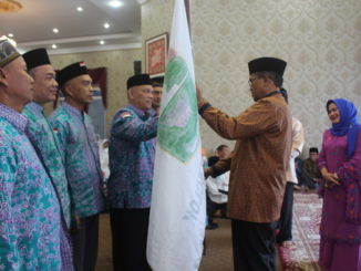 Bupati Solok menyerahkan be