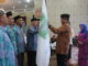 Bupati Solok menyerahkan be