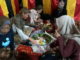 Delegasi Internasional Wash Learning Event V4CP tengah menikmati makan bajamba rumah gadang di kawasan perkampungan adat Sijunjung