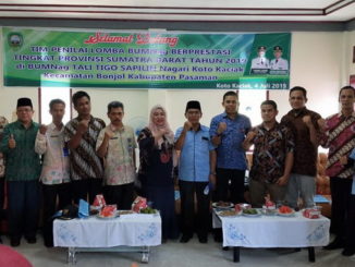 Foto bersama dengan Tim Penilai BUMNag Berprestasi Tingkat Sumbar 2019.