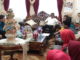 Gubernur Irwan Prayitno bersama guru PAUD Sumbar.