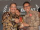 Gubernur Irwan Prayitno.saat menerima penghargaan platinum Indonesia Attractiveness Award ..