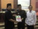 Gubernur Sumbar Irwan Prayitno menyerahkan nota pengantar KUPA PPAS APBD Tahun 2019 kepada Wakil Ketua DPRD Sumbar Ir Arkadius Dt Intan Bano.