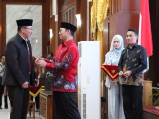 Indang Dewata saat menerima pengharhgaan.