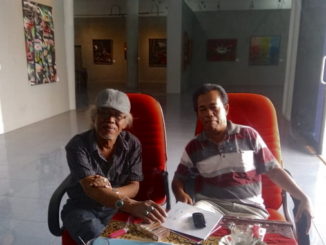 Muharyadi dan penulis saat berdiskusi tetang seni rupa do Galeri Taman Budaya Sumbar.