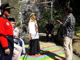 Pengambilan video di atas bak septic tank komunal.