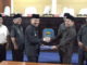 Penyerahan berkas Ranperda yang telah disetujui DPRD Kab. Kerinci kepada Bupati Adirozal.
