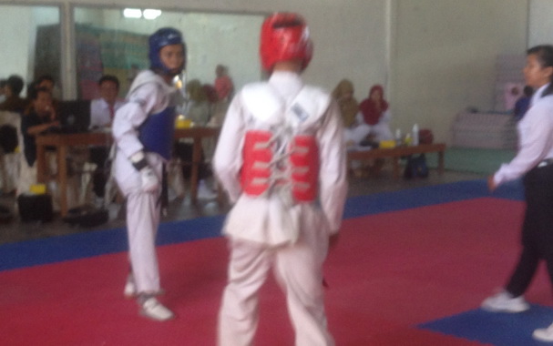 Pertandingan cabor Taekwondo di GOR Agussalim Padang.