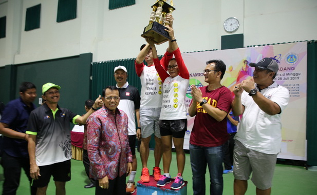 Prof Ganefri bersama para juara.