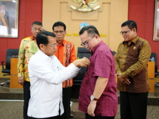 Prof Ganefri menyematkan pin kepada Rektor IPB, Dr. Arif Satria, S.P, M.Si.