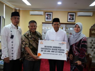 Rektor Prof Ganefri menerima bantuann bea siswa dari BSM.