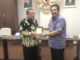 Wakil Ketua DPRD Sumbar Ir Arkadius Dt Intan Bano menerimacendra mata dari Ketua Rombongan DPRD Jabar.