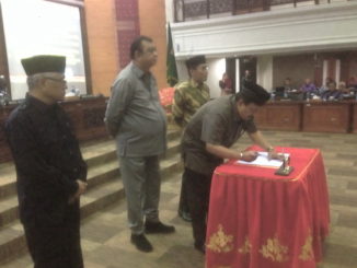 Wakil Ketua DPRD Sumbar Ir Arkadius saat menandatangani Nota Kesepakatan Bersama tentang Ranoperda Tata Cara penyelenggraan cadangan pangan.