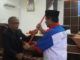 Yulfadri Nurdin menerima bendera PSSI dari Ketua Askab Sumbar.