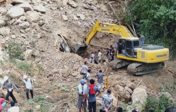 Alat berat yang tertimbun longsoran bebatuan di Tanjung Balit, Pangkalan.