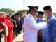 Bupati Gusmal menyematkan pin Lencana Karya Satya kepada salah seorang ASN.